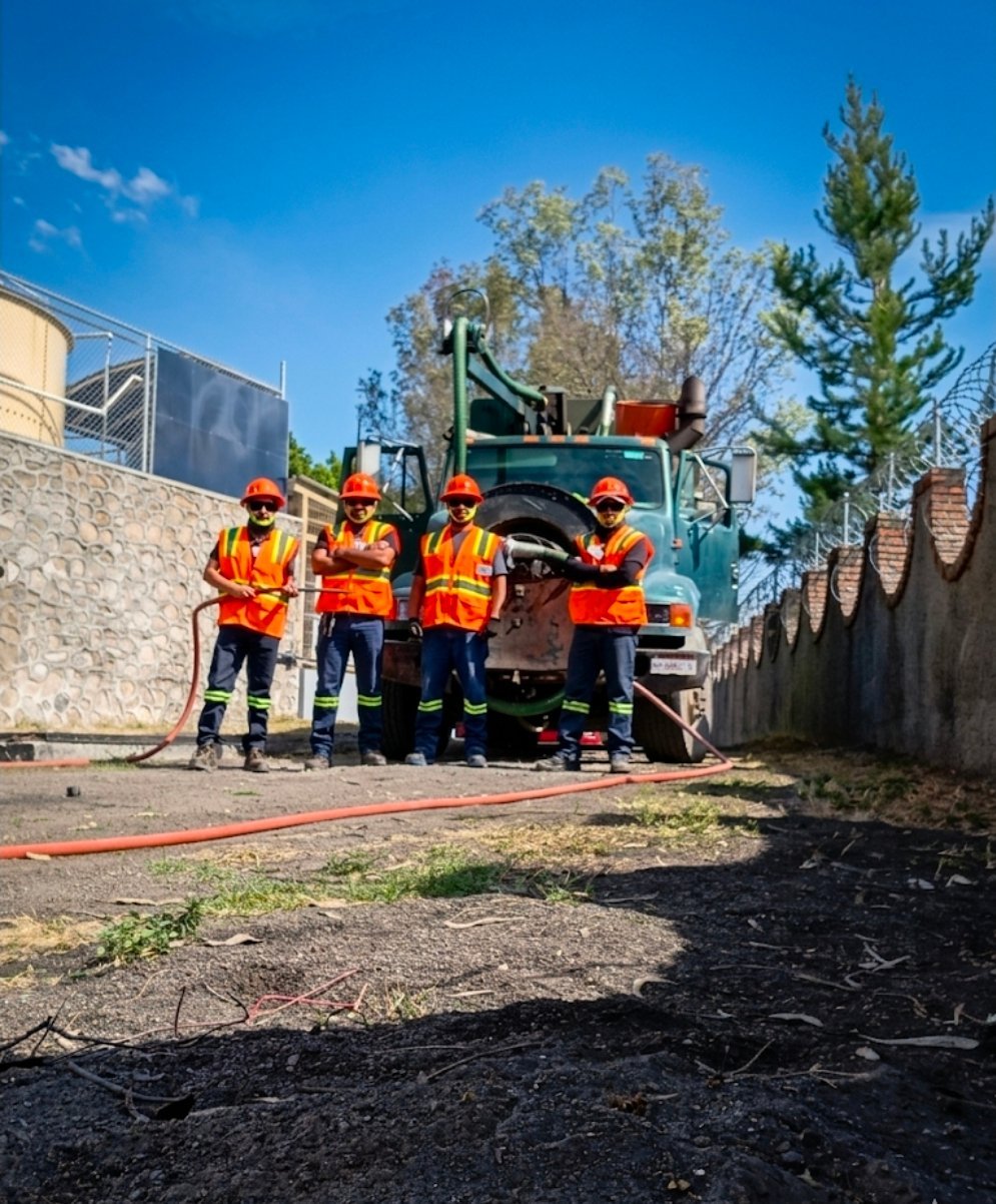 Equipo de trabajadores DEYMAO con equipo de protección personal