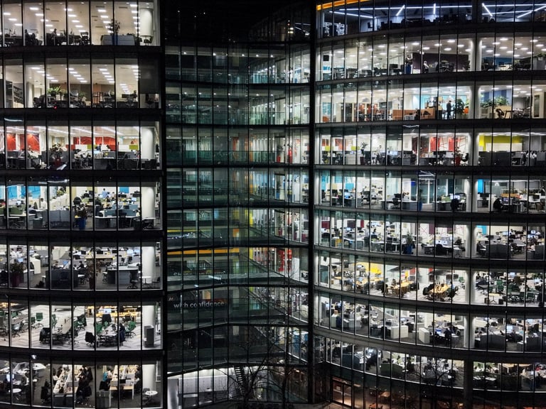 Edificio corporativo moderno con fachada de vidrio