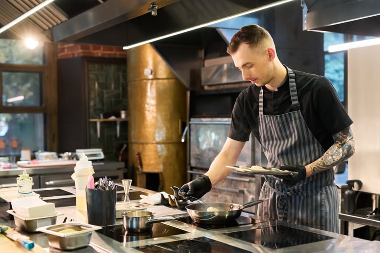 Chef preparando alimentos en cocina profesional